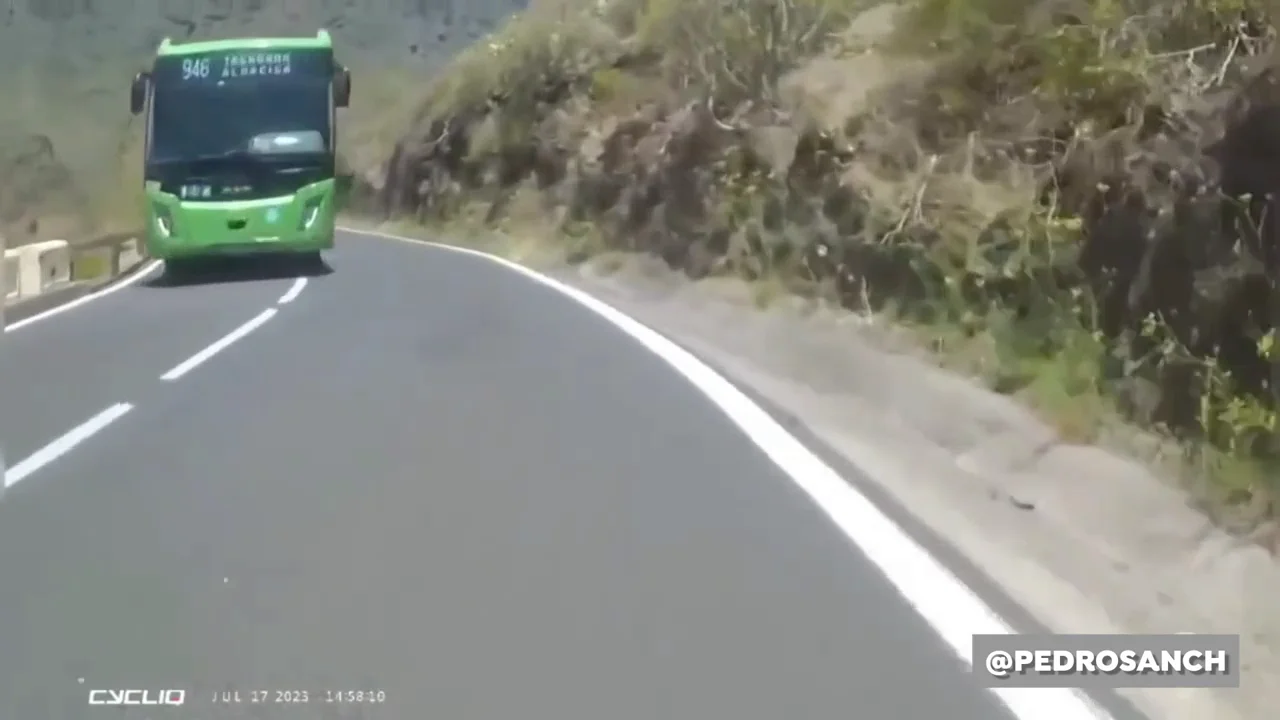 VÍDEO: un temerario adelantamiento casi le cuesta la vida a un ciclista en Tenerife VÍDEO: un temerario adelantamiento casi le cuesta la vida a un ciclista en Tenerife