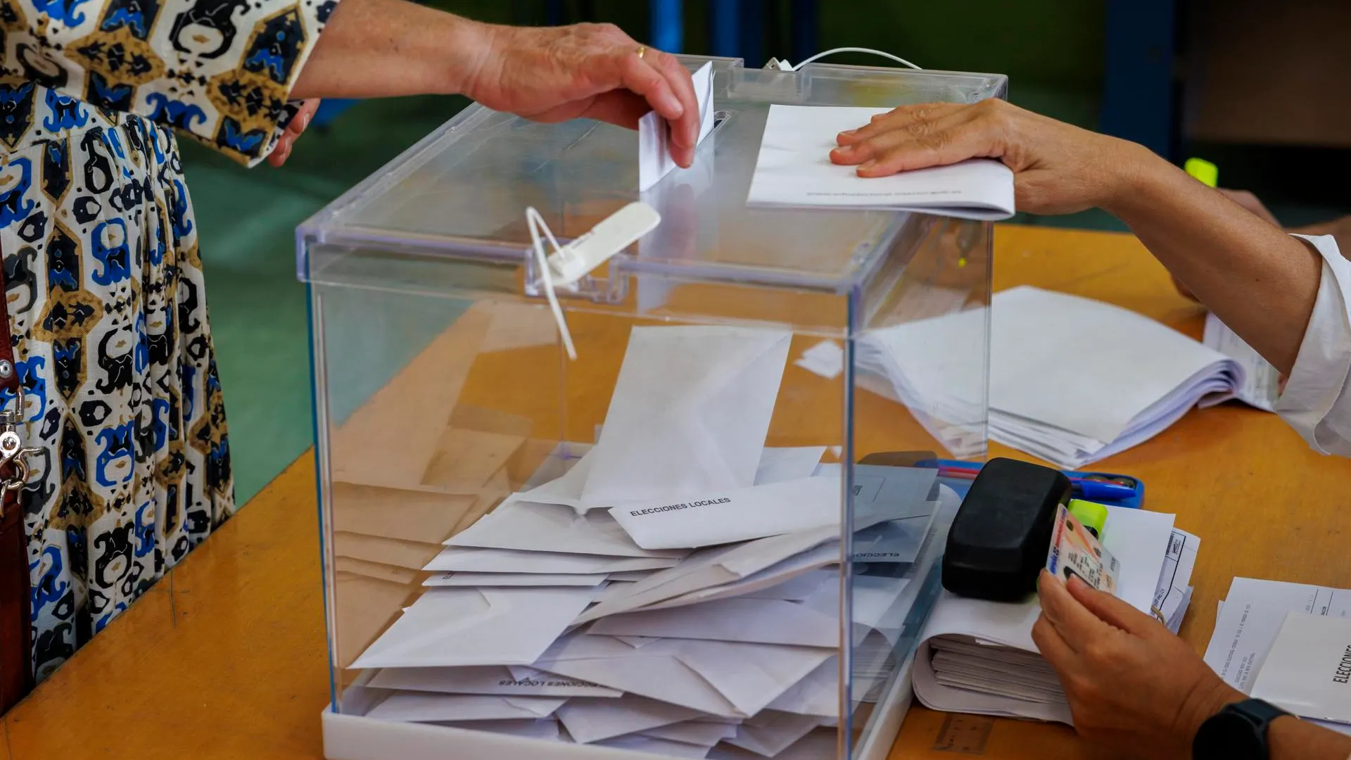 Una mujer depositando su voto