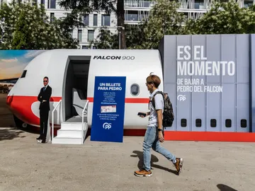Una persona pasea en frente de la cabina del 'Falcon' en Madrid Una persona pasea en frente de la cabina del 'Falcon' en Madrid