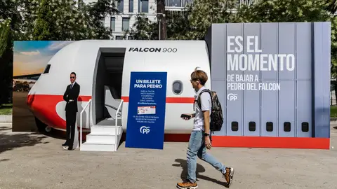 Una persona pasea en frente de la cabina del 'Falcon' en Madrid
