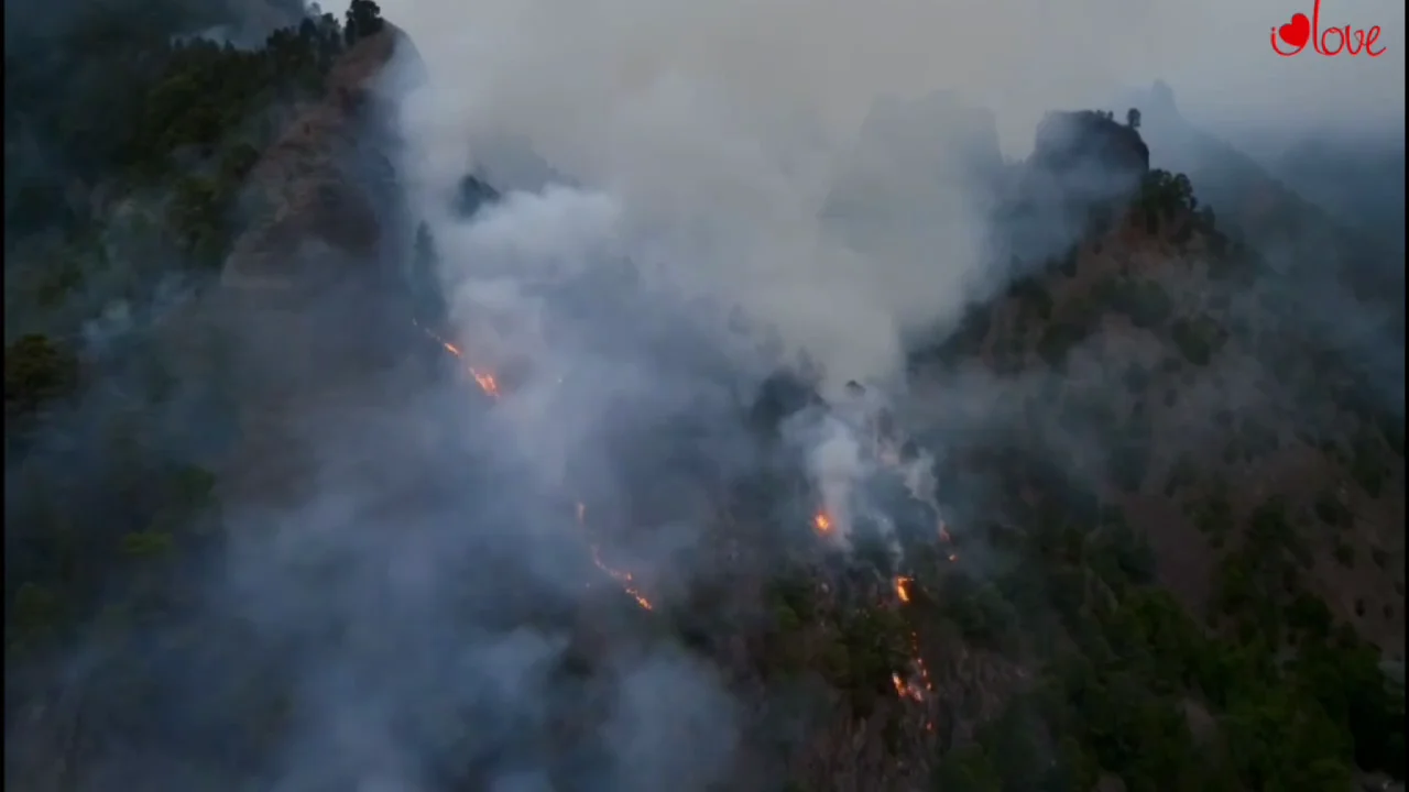 Imágenes inéditas del fuego en el interior del Parque Nacional de la Caldera de Taburiente Imágenes inéditas del fuego en el interior del Parque Nacional de la Caldera de Taburiente
