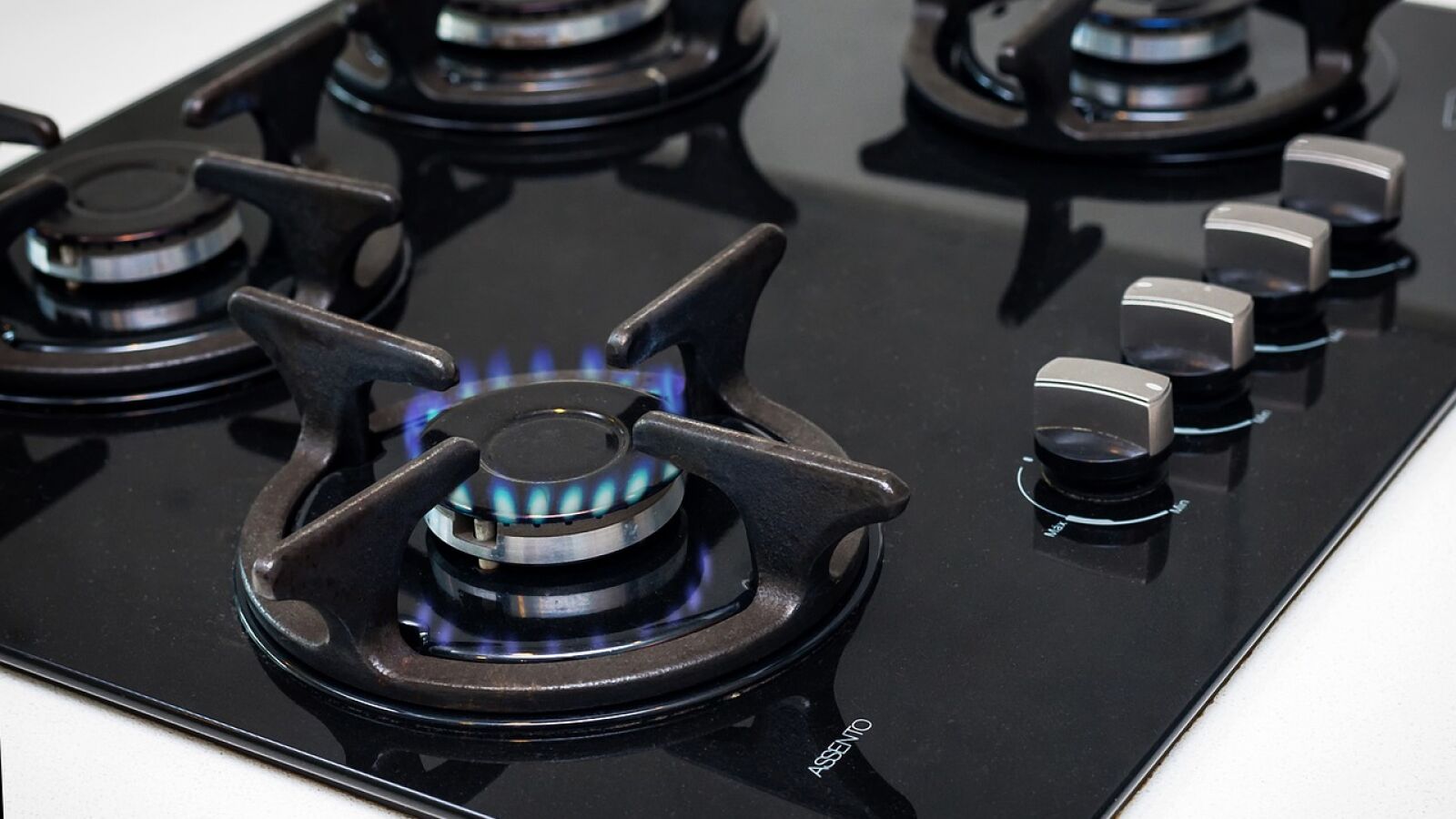Cómo limpiar los quemadores y la parrilla de la cocina de gas