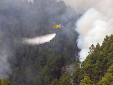 Una unidad aérea en el incendio de La Palma