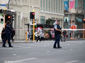 Agentes de policía en la zona acordonada en Auckland