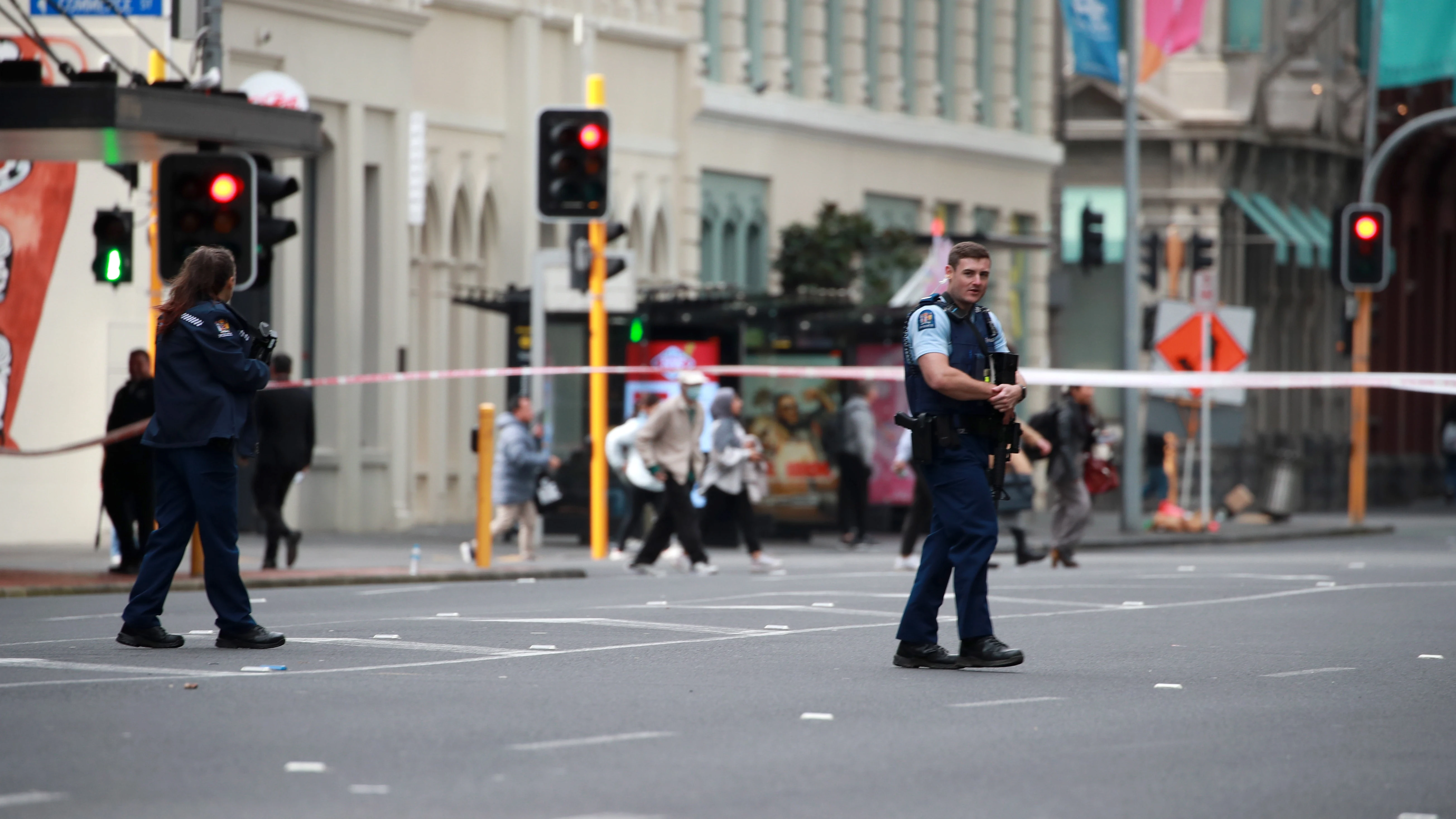 Agentes de policía en la zona acordonada en Auckland Agentes de policía en la zona acordonada en Auckland