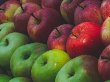 Manzanas en un puesto de un mercado Manzanas en un puesto de un mercado