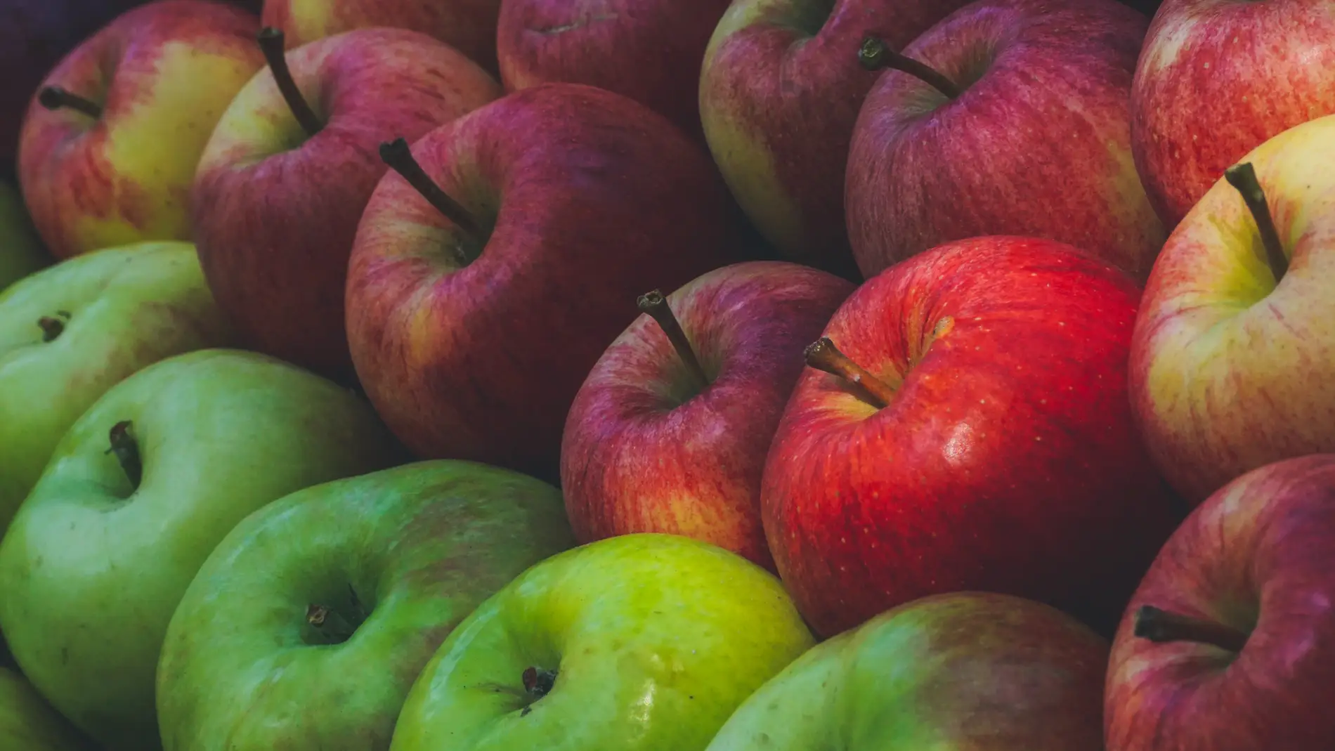 Manzanas en un puesto de un mercado