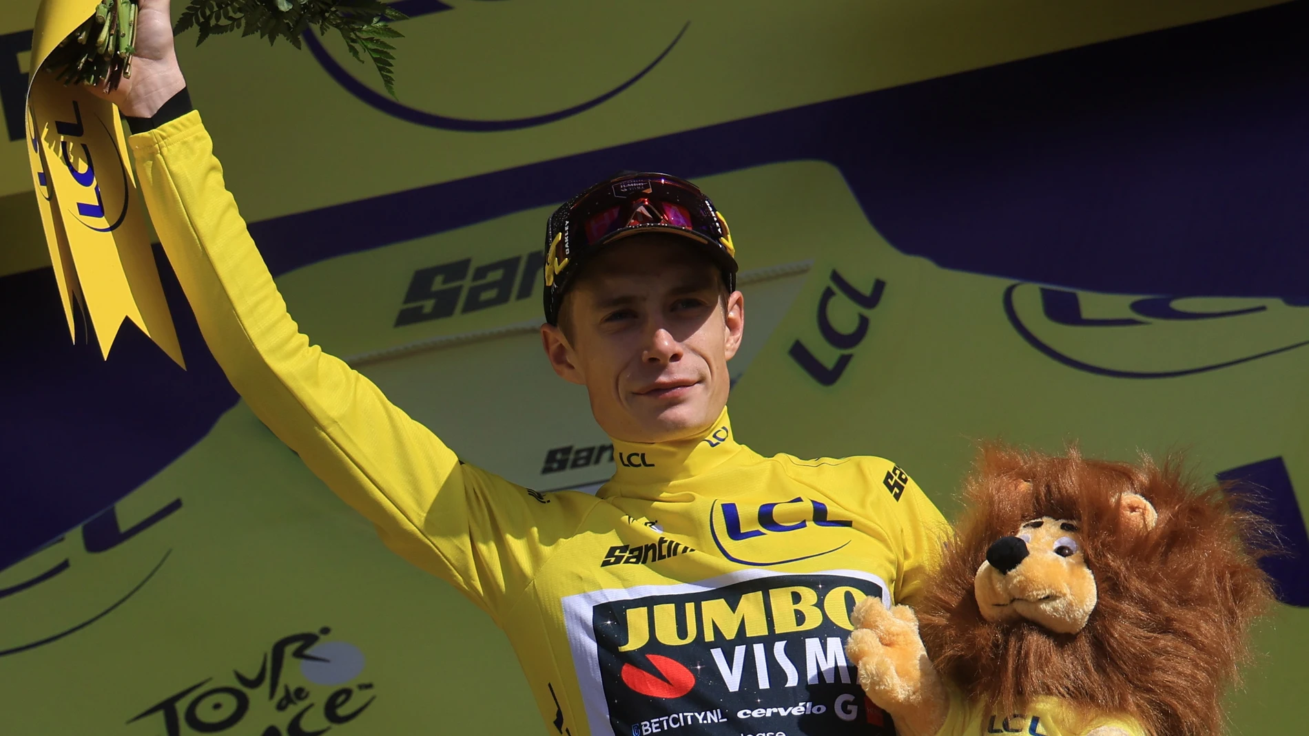 Jonas Vingegaard, en el podio tras la etapa 17 del Tour de Francia