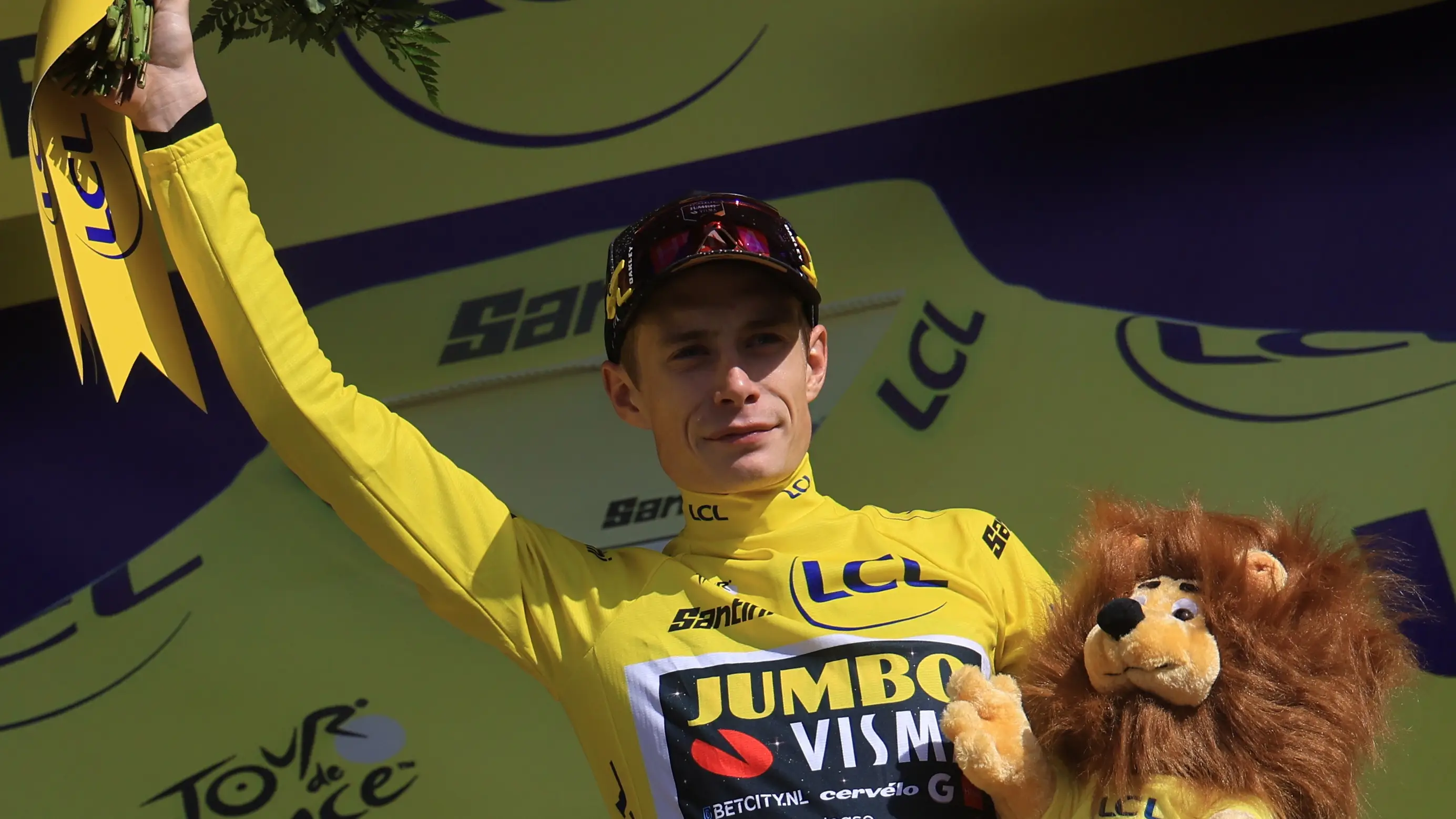 Jonas Vingegaard, en el podio tras la etapa 17 del Tour de Francia Jonas Vingegaard, en el podio tras la etapa 17 del Tour de Francia