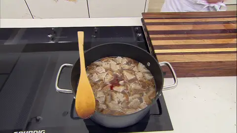 Corta la mitad del pan en trocitos e incorpóralo Corta la mitad del pan en trocitos e incorpóralo