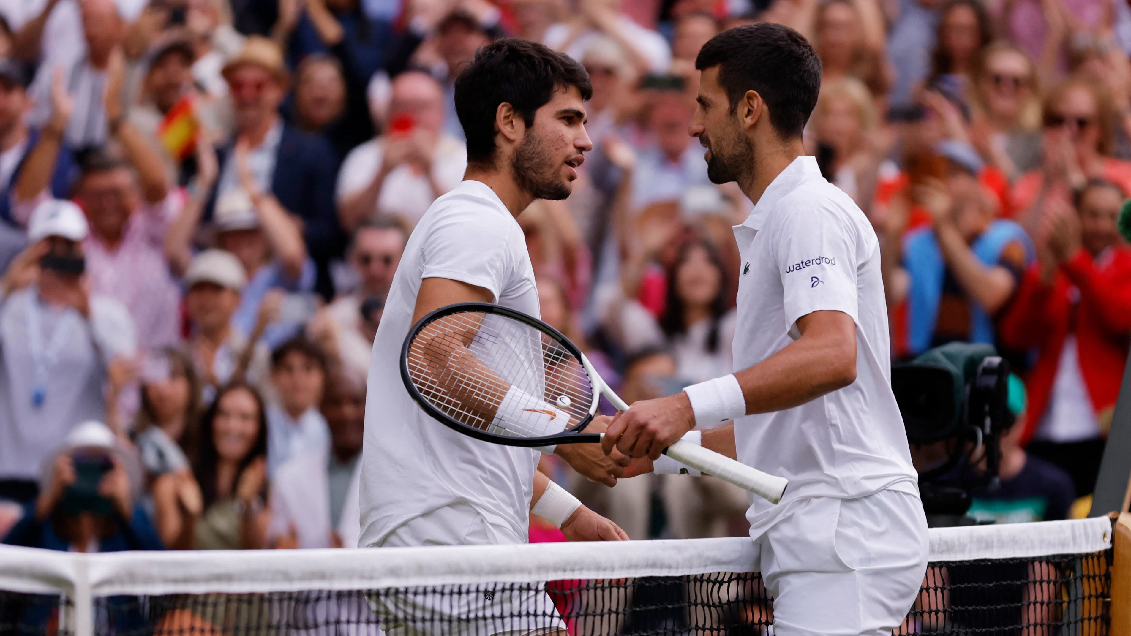 Carlo Alcaraz y Novak Djokovic se saludan tras la final de Wimbledon Carlo Alcaraz y Novak Djokovic se saludan tras la final de Wimbledon