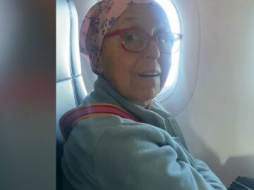 La mujer que superó el cáncer y fue felicitada por el piloto en pleno vuelo