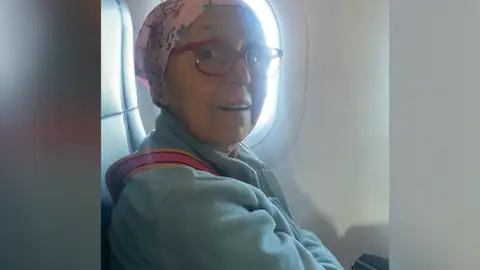 La mujer que superó el cáncer y fue felicitada por el piloto en pleno vuelo La mujer que superó el cáncer y fue felicitada por el piloto en pleno vuelo