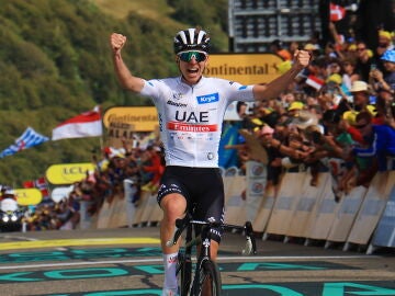 Celebración de Pogacar tras imponerse en la penúltima etapa del Tour de Francia 2023