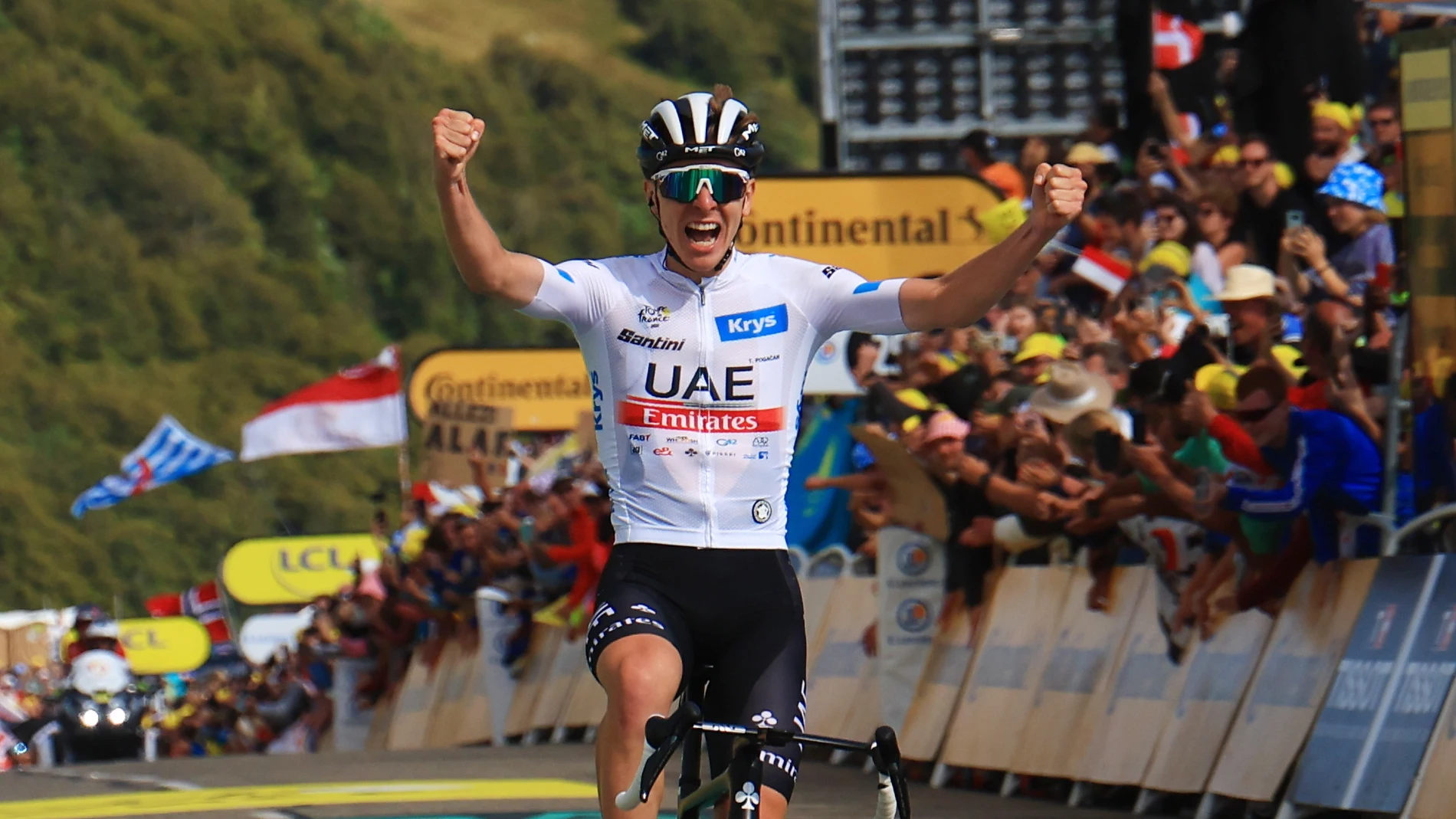 Celebración de Pogacar tras imponerse en la penúltima etapa del Tour de Francia 2023
