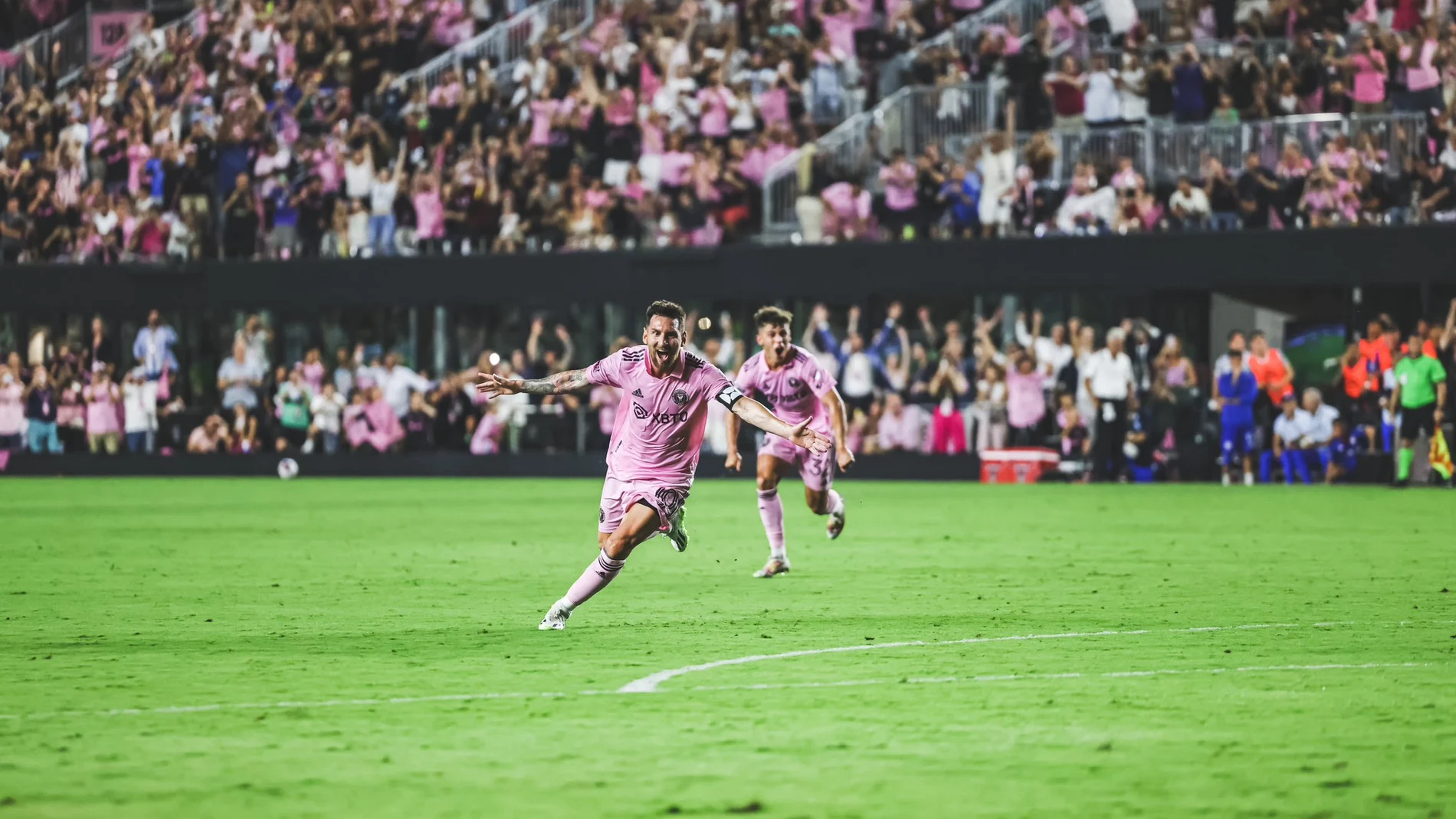 Leo Messi celebra su gol de falta en su debut con el Inter de Miami