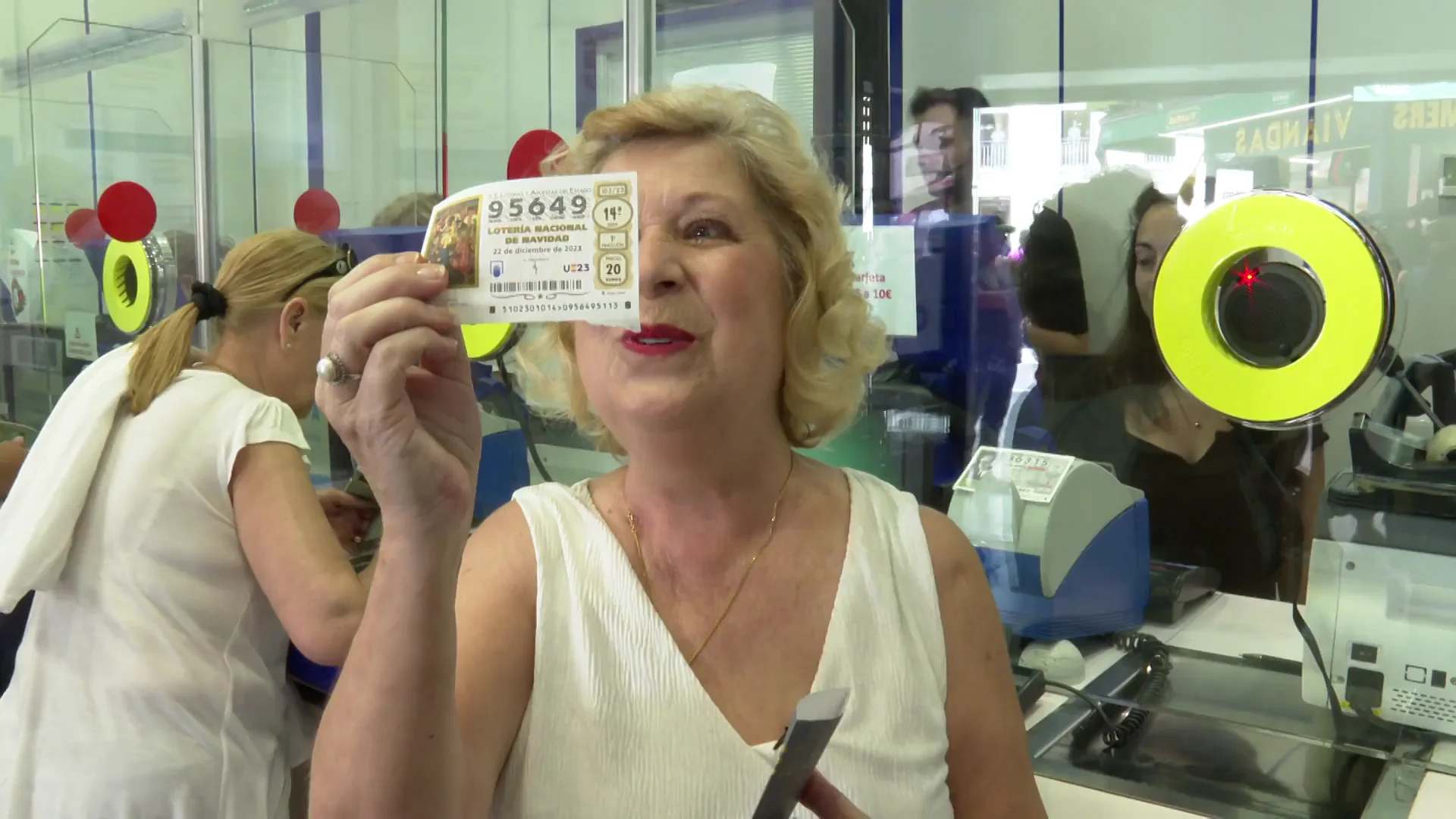 Juani compra su primer décimo de Lotería de Navidad Juani compra su primer décimo de Lotería de Navidad