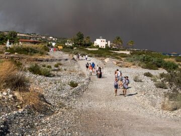 Miles de evacuados por los incendios en Rodas, Grecia