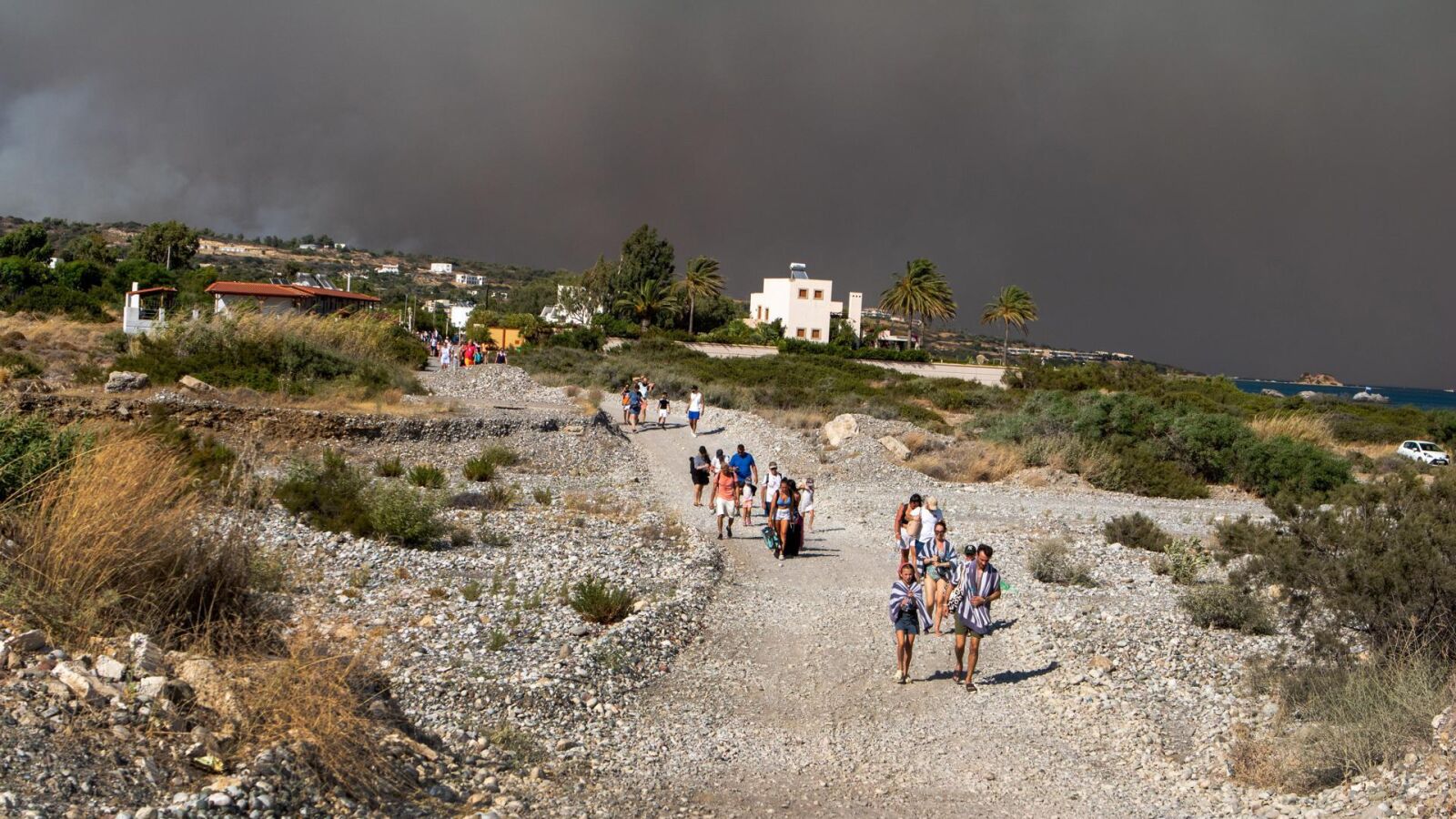 Casi 80 incendios convierten Grecia en un infierno y hay más de 2.000 turistas evacuados en Rodas