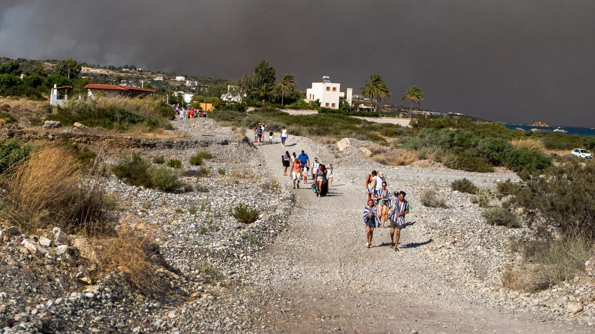 Miles de evacuados por los incendios en Rodas, Grecia
