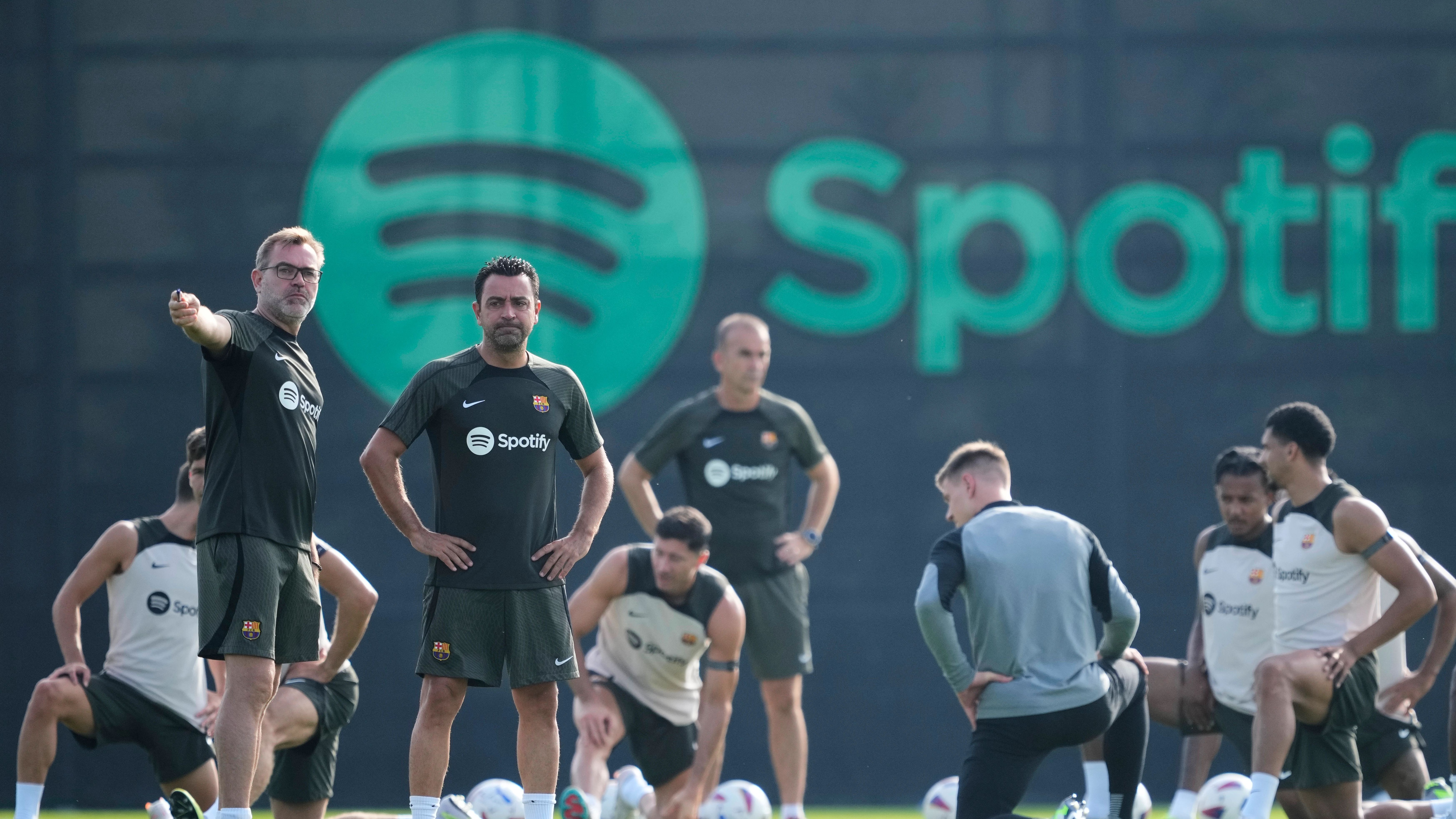 Parte de la plantilla del FC Barcelona entrenando junto a Xavi Hern&aacute;ndez