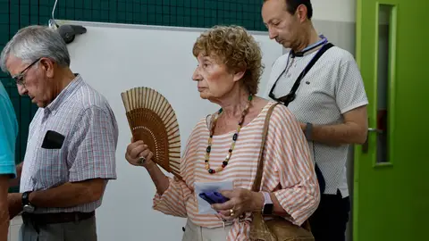 Una mujer con abanico Una mujer con abanico