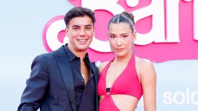Óscar Casas presume de novia posando por primera vez junto a Candela González