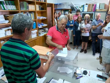 Los vecinos de Vilarroya votando Los vecinos de Vilarroya votando