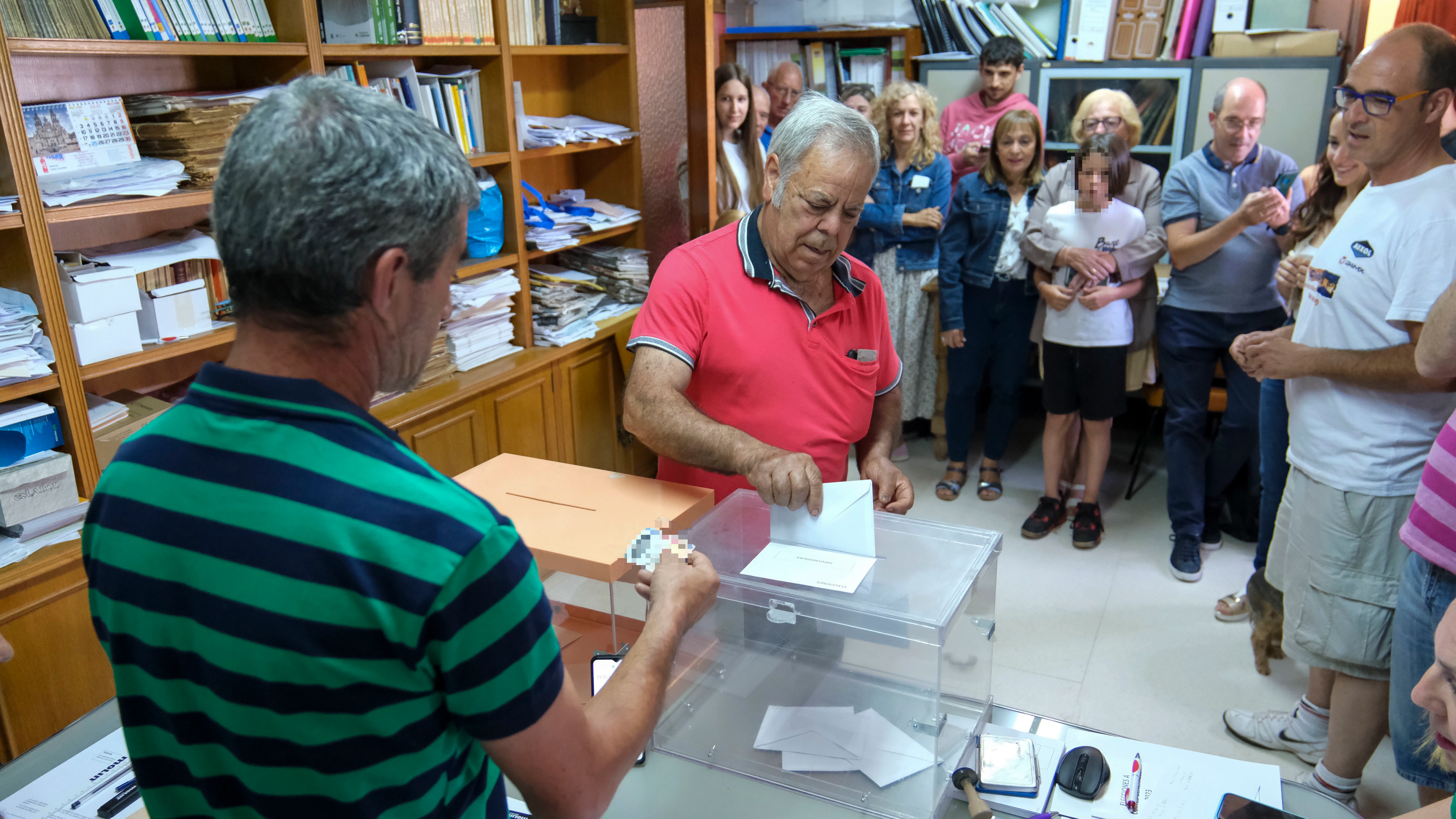 Los vecinos de Vilarroya votando Los vecinos de Vilarroya votando