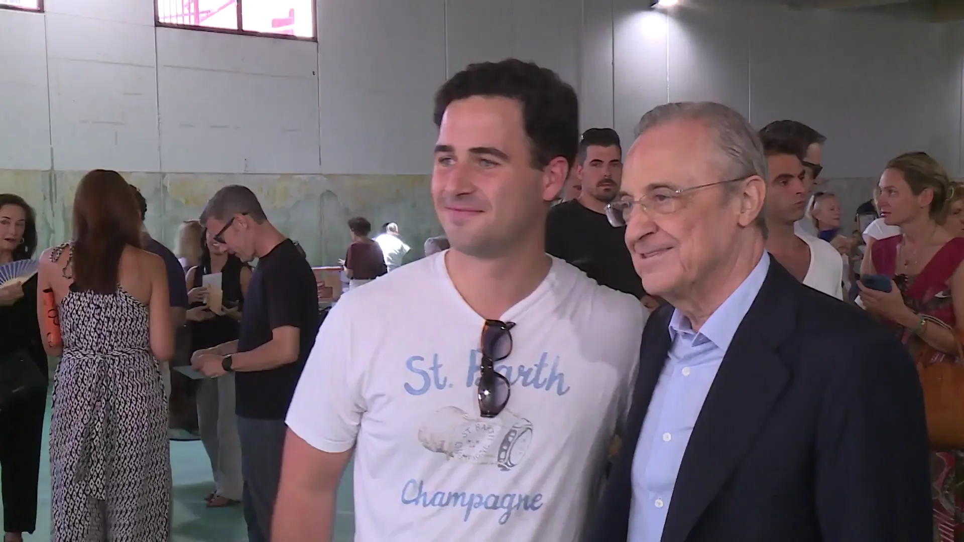 Florentino P&eacute;rez se fotograf&iacute;a con un aficionado