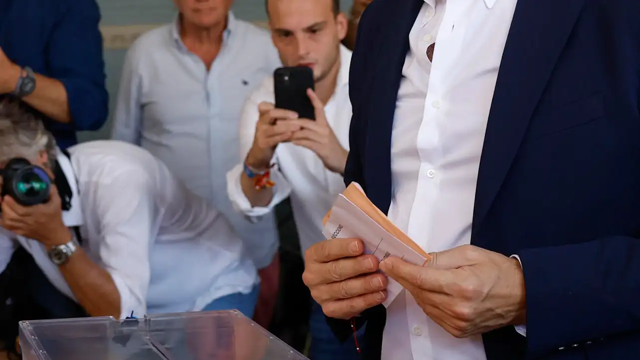 Alberto Núñez Feijóo ejerciendo su derecho al voto Alberto Núñez Feijóo ejerciendo su derecho al voto