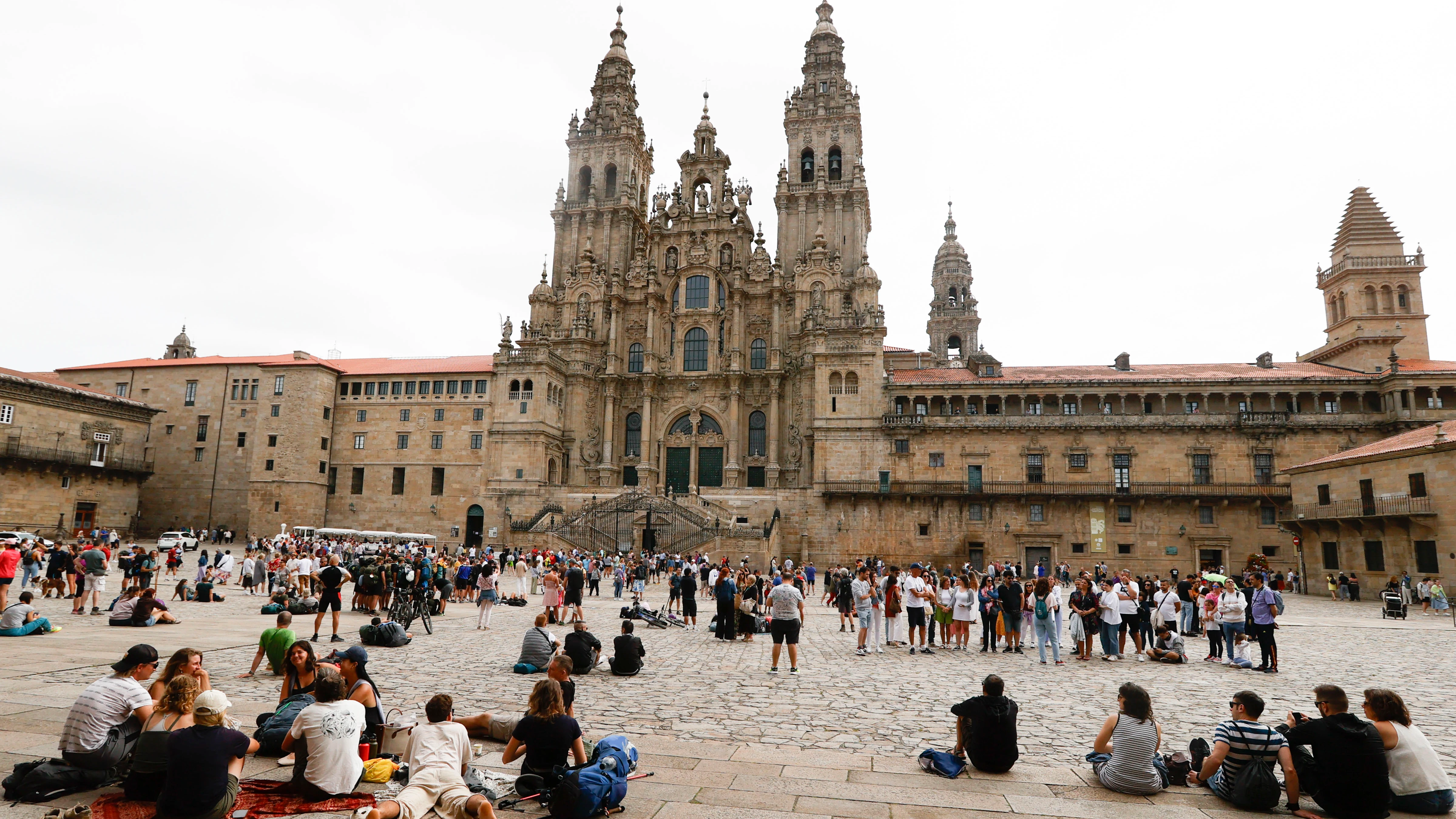 Vista de la plaza del Obradoiro abarrotada de turistas Vista de la plaza del Obradoiro abarrotada de turistas