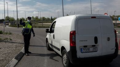 Detenido un hombre buscado por desobediencia mientras regulaba el tráfico por dinero en Elche