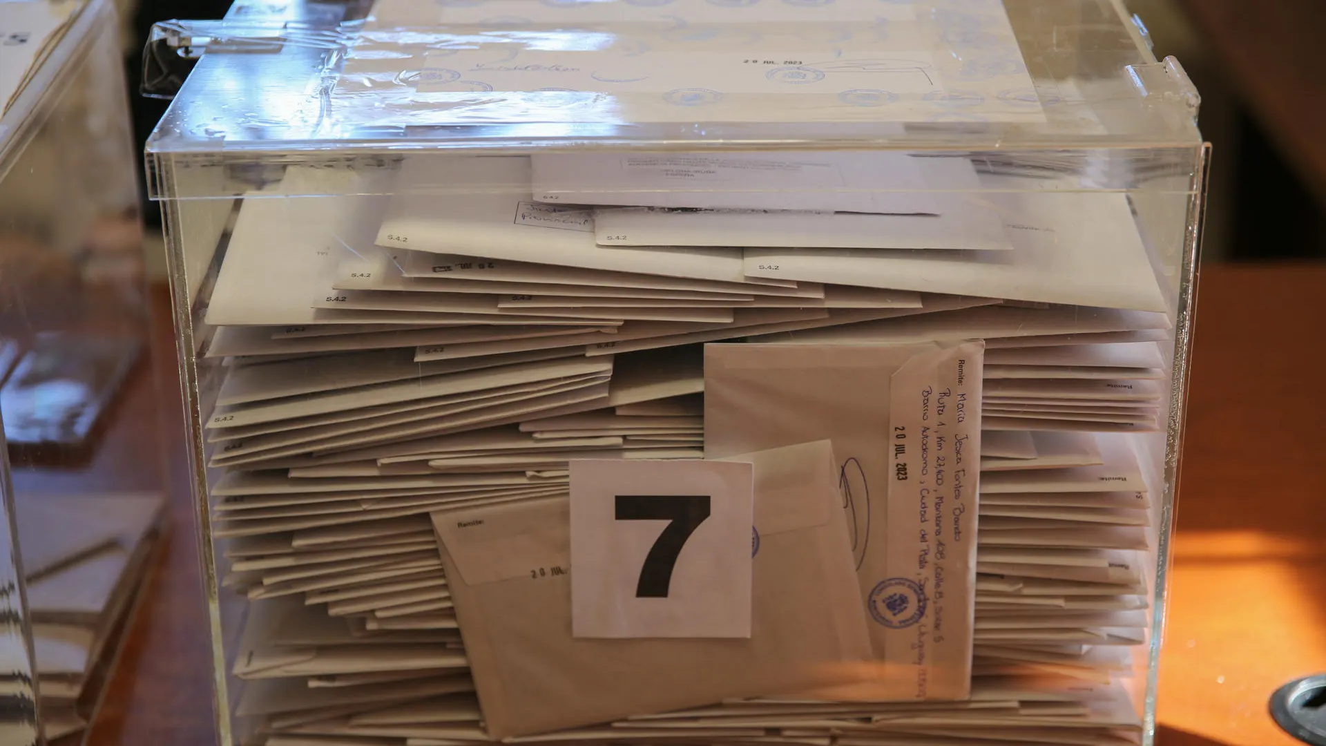 Urna electoral con los votos Urna electoral con los votos