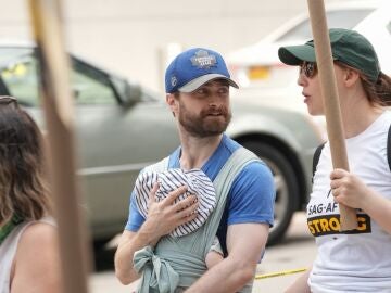 Daniel Radcliffe y Erin Darke junto a su hijo en la huelga