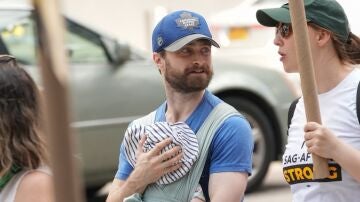 Daniel Radcliffe y Erin Darke junto a su hijo en la huelga