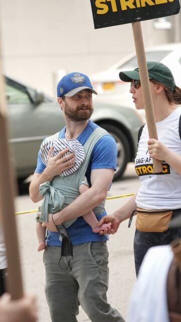 Daniel Radcliffe y Erin Darke junto a su hijo en la huelga