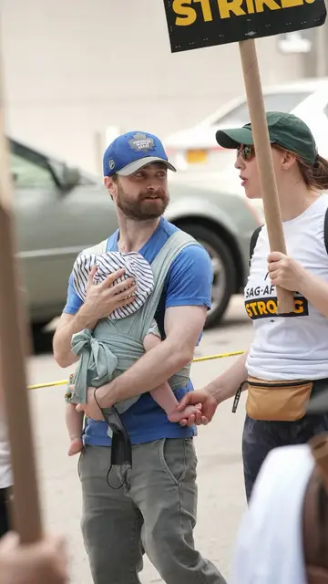 Daniel Radcliffe y Erin Darke junto a su hijo en la huelga Daniel Radcliffe y Erin Darke junto a su hijo en la huelga