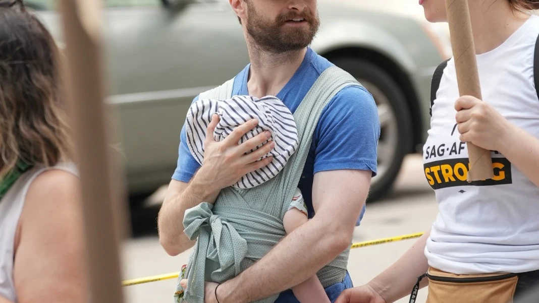 Daniel Radcliffe y Erin Darke junto a su hijo en la huelga Daniel Radcliffe y Erin Darke junto a su hijo en la huelga