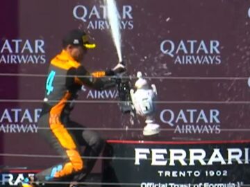 Lando Norris se carga la copa de Max Verstappen