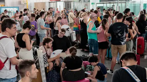 Largas colas por la avería de tren entre Madrid y Valencia Largas colas por la avería de tren entre Madrid y Valencia