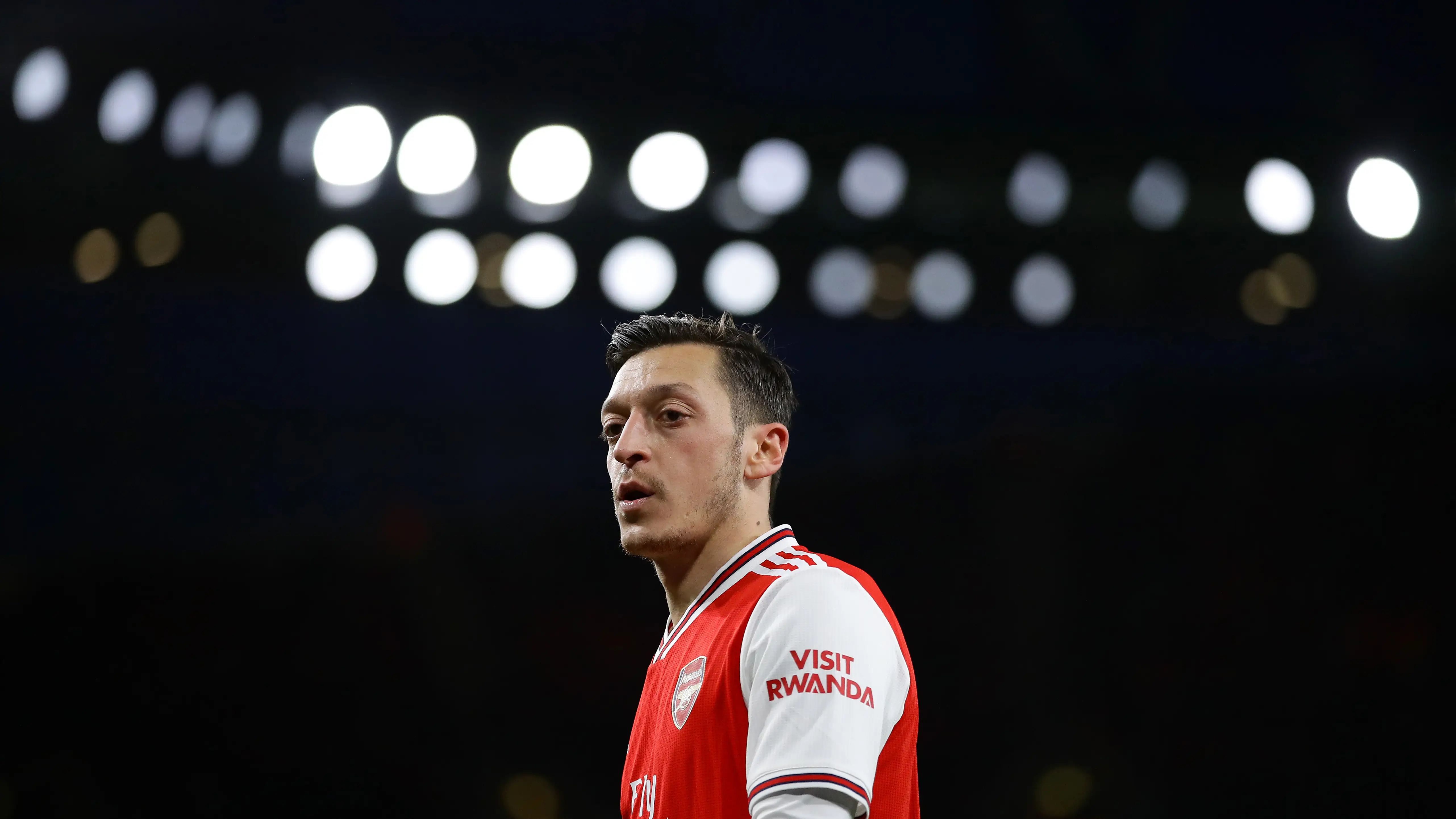 &Ouml;zil durante un partido de Premier League