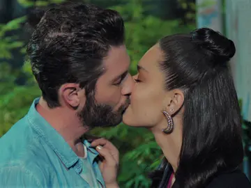 ¡Yildiz pilla a Zehra y a Caner besándose!... ¿Les contará a todos su relación? ¡Yildiz pilla a Zehra y a Caner besándose!... ¿Les contará a todos su relación?