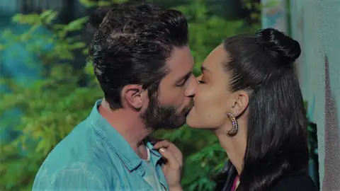 ¡Yildiz pilla a Zehra y a Caner besándose!... ¿Les contará a todos su relación? ¡Yildiz pilla a Zehra y a Caner besándose!... ¿Les contará a todos su relación?