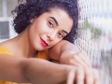 Primer plano de mujer con rostro armónico Primer plano de mujer con rostro armónico