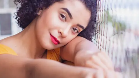 Primer plano de mujer con rostro armónico Primer plano de mujer con rostro armónico
