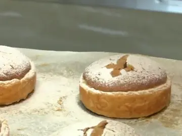 Historia y receta de una de las tartas más famosas de España: La Tarta de Santiago Historia y receta de una de las tartas más famosas de España: La Tarta de Santiago
