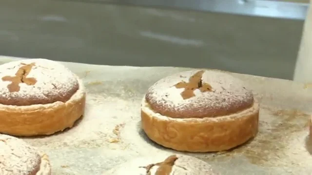 Historia y receta de una de las tartas más famosas de España: La Tarta de Santiago Historia y receta de una de las tartas más famosas de España: La Tarta de Santiago