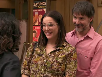 Abrazos de despedida: Guillermo y Cristina se marchan de la Plaza de los Frutos Abrazos de despedida: Guillermo y Cristina se marchan de la Plaza de los Frutos