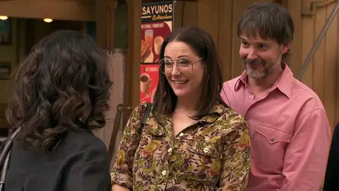 Abrazos de despedida: Guillermo y Cristina se marchan de la Plaza de los Frutos Abrazos de despedida: Guillermo y Cristina se marchan de la Plaza de los Frutos